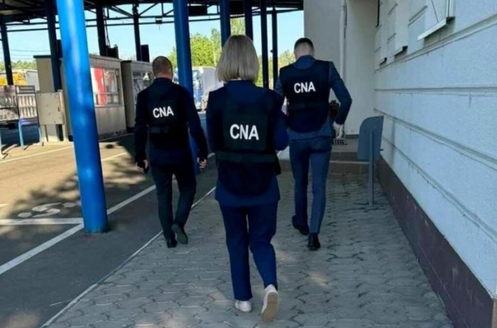 Doi inspectori vamali din cadrul Postului Cahul-Oancea sunt cercetați pentru corupere pasivă. Cereau până la 500 de euro pentru vămuirea mărfurilor 1 Doi inspectori vamali din cadrul Postului Cahul-Oancea sunt cercetați pentru corupere pasivă. Cereau până la 500 de euro pentru vămuirea mărfurilor