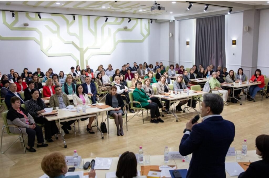 La CNAS a avut loc masa rotundă cu genericul „Provocări, realizări și probleme. Pledăm pentru un trai decent acasă”