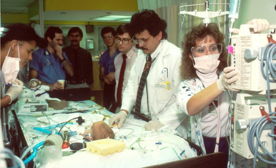 O echipă de medici a reușit să reconstruiască inima unei fetițe de un an