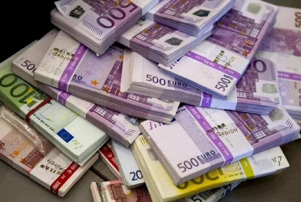 Bărbat prins cu 219.150 de euro nedeclarați. Jumătate din sumă i-a fost confiscată 1 Bărbat prins cu 219.150 de euro nedeclarați. Jumătate din sumă i-a fost confiscată