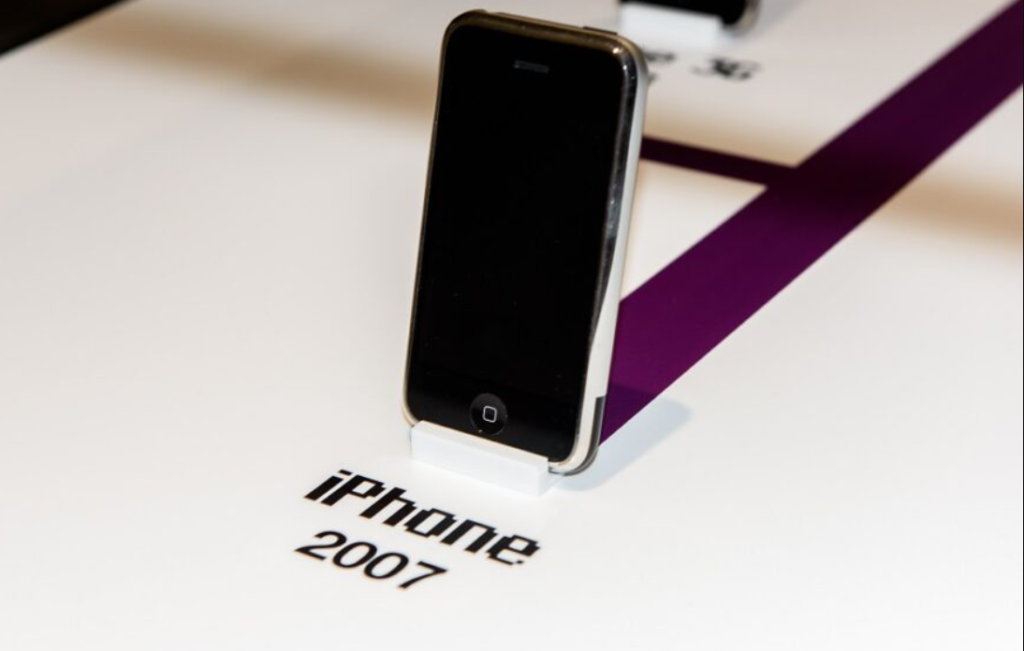 Mai ai acasă un iPhone din prima generație? Poți scoate bani frumoși pe el! Cu cât se vinde online un iPhone 4 sau 5 1 iphone din prima generatie 1