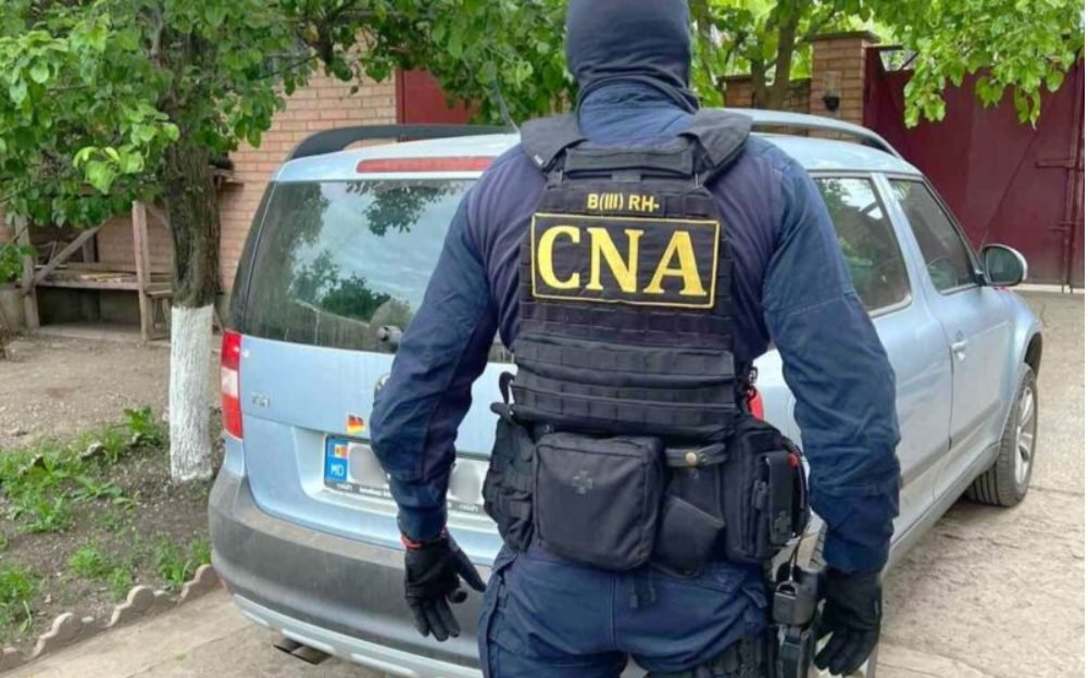 Doi locuitori ai municipiului Chişinău au fost reținuți de CNA într-un dosar de trafic de influență