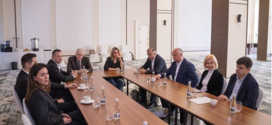 partidele de opozitie