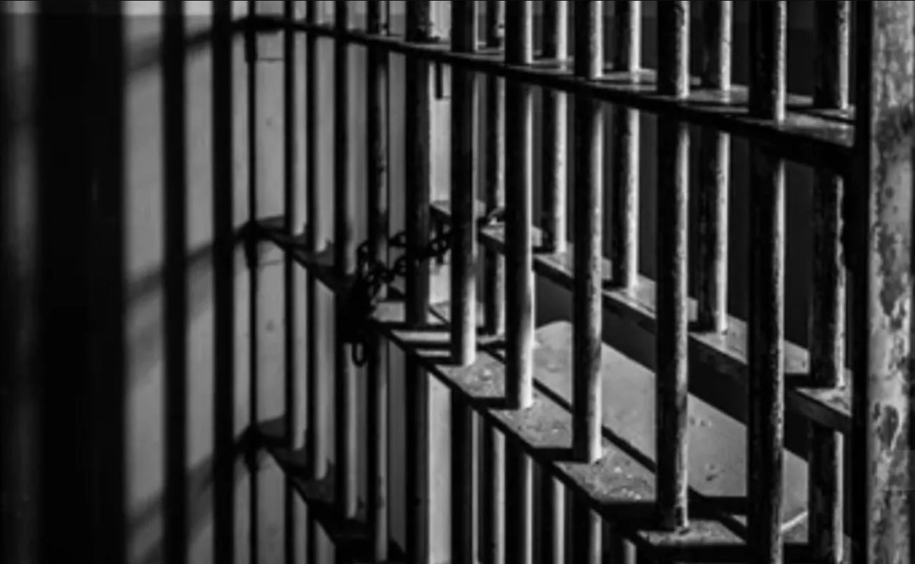 VIDEO// Un tânăr de 18 ani riscă între 7 și 15 ani de pușcărie, după ce a fost prins de Poliție plasând droguri în ascunzișuri