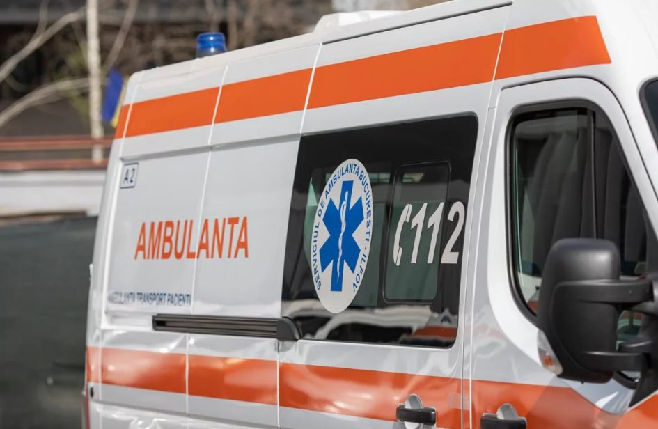 Trei copii, de 7 și 11 ani, internați în comă alcoolică. Ar fi furat și băut o sticlă de 2 litri de rachiu