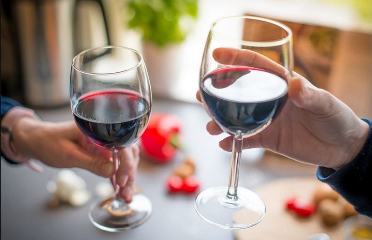 Un pahar de vin pe zi este prea mult. Medicii trag un semnal de alarmă privind consumul de alcool