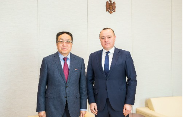 vlad batrincea cu ambasadorul chinez