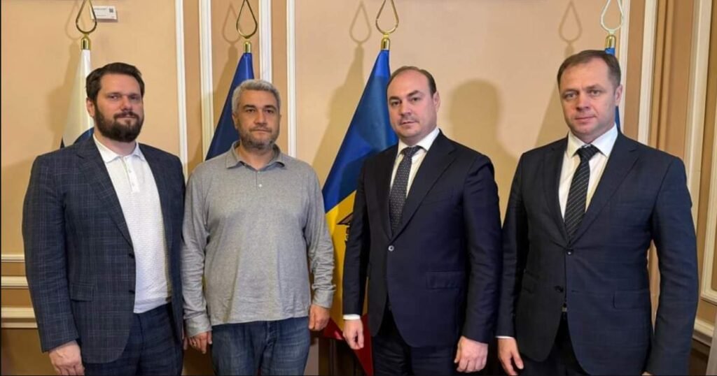 Eugeniu Nichiforciuc şi Radu Burduja au avut o întrevedere cu Anatoli Urbanski, deputat în Rada Supremă a Ucrainei 1 Eugeniu Nichiforciuc şi Radu Burduja au avut o întrevedere cu Anatoli Urbanski, deputat în Rada Supremă a Ucrainei