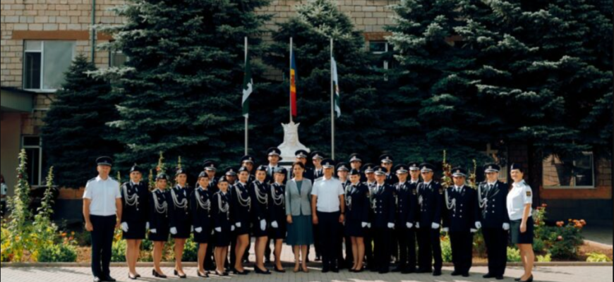 au primit diplomele de absolvire