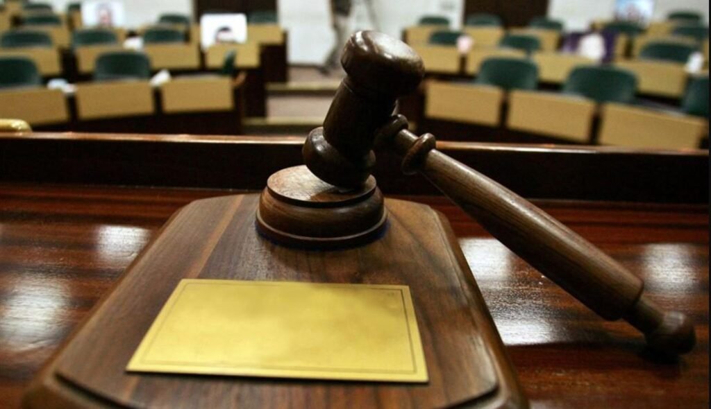 Trimiși pe banca acuzaților doi bărbați care și-au bătut vecinul până la moarte