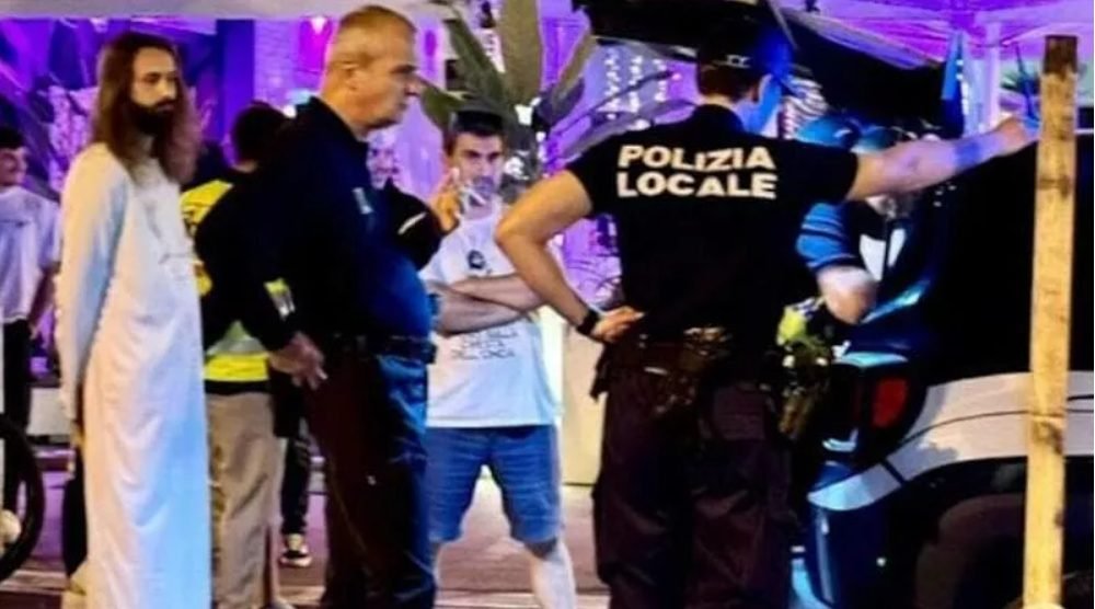 Un bărbat s-a plimbat pe stradă deghizat în Iisus, cu o cruce mare în spate. Amendat de polițiști pentru blasfemie