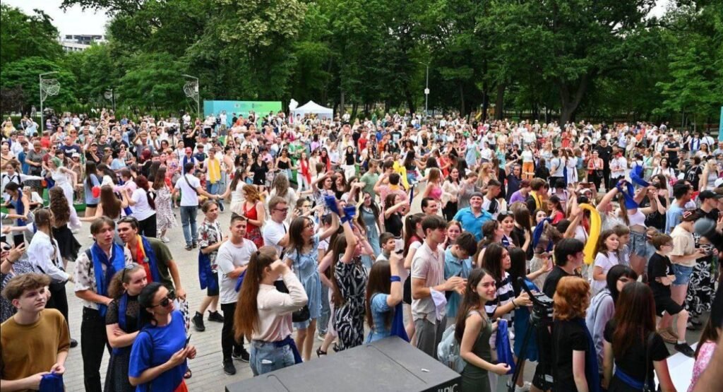 „Gala Absolvenților – 2024” a adunat, în Parcul „Alunelul”, sute de tineri, profesori și părinți 1 „Gala Absolvenților – 2024” a adunat, în Parcul „Alunelul”, sute de tineri, profesori și părinți