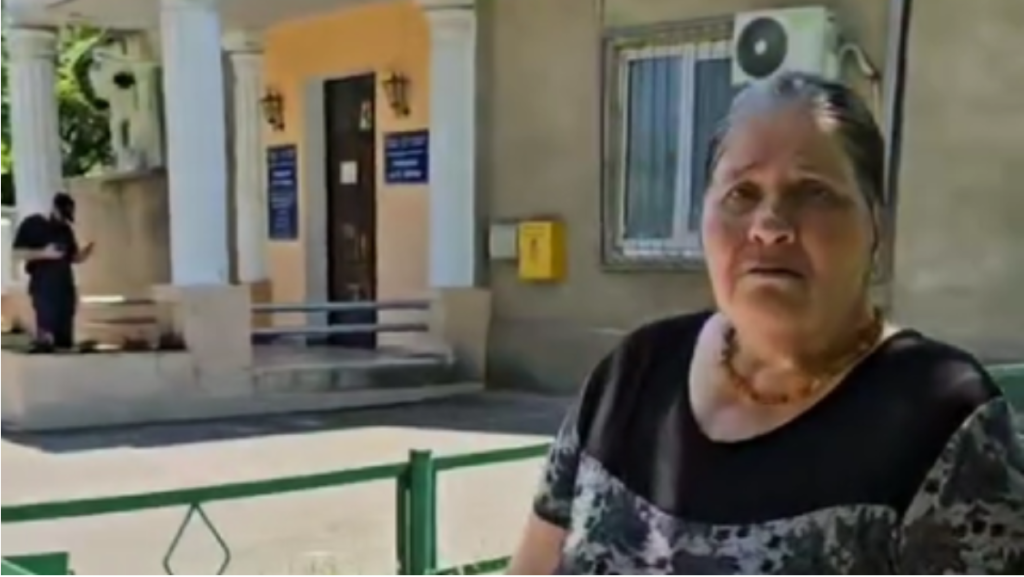 „Polițiștii mi-au zis că stau ca o prostituată și vând cartofi pe marginea drumului”: O femeie de 65 de ani se plânge că a fost insultată de oamenii legii 1 insultata de oamenii legii