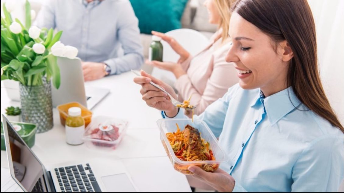 Alimentație sănătoasă - rețete de salate pentru mesele de la birou