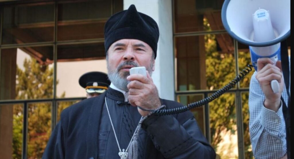 VIDEO// Episcopul Marchel n-a pus mâna pe biserica din Răuțel, dar a pus-o pe jurnaliști