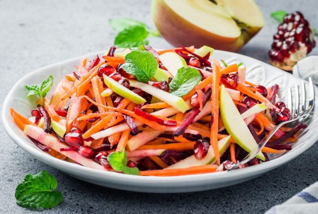 Salată „Vitamina” cu țelină, morcovi, sfeclă roșie, mere și susan