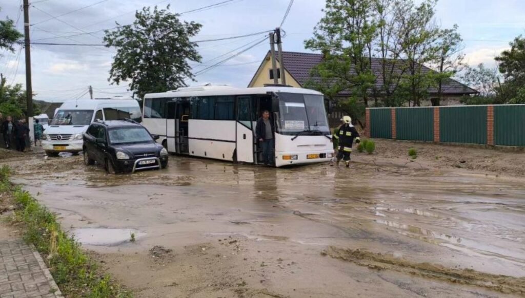 Salvatorii și pompierii din sudul țării au intervenit în urma ploilor abundente 1 Salvatorii și pompierii din sudul țării au intervenit în urma ploilor abundente