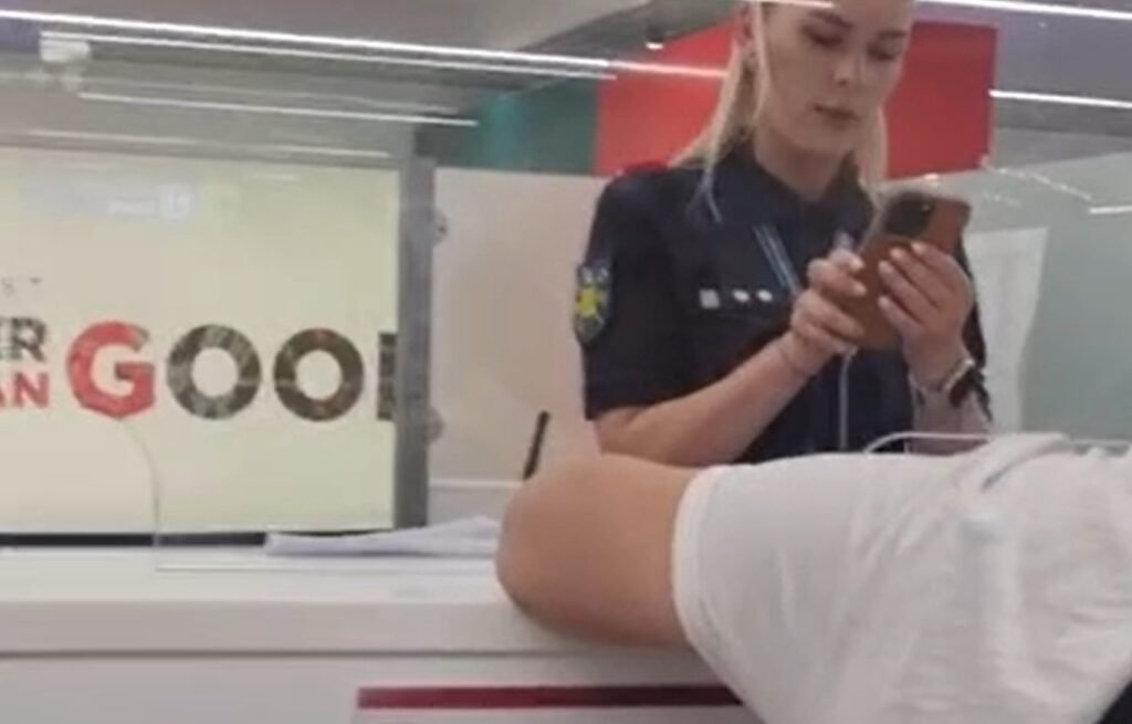 VIDEO// Un grup de pasageri nu a fost lăsat să urce la bordul aeronavei Chișinău-Erevan: ”Dați-le pașapoartele, nu îi țineți ca pe oi”