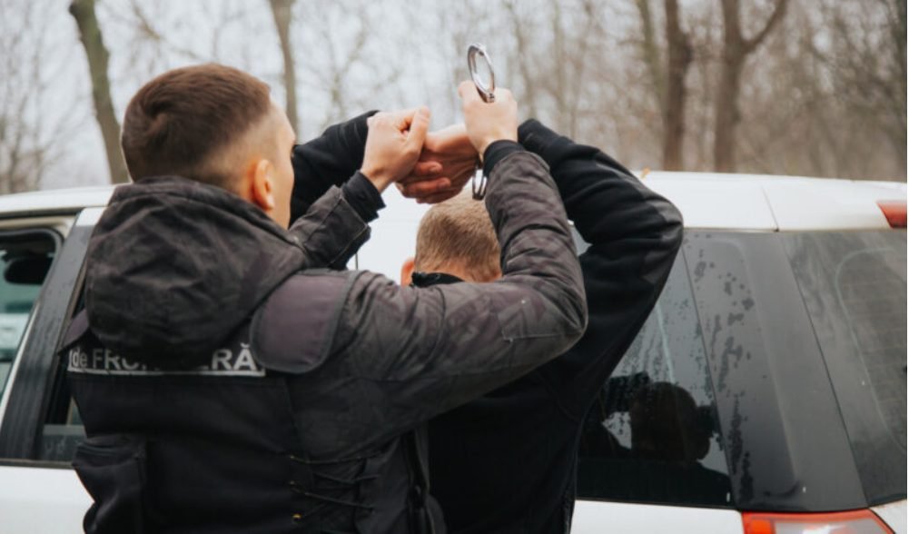 VIDEO// Reținut, după ce ar fi transportat ilegal șapte ucraineni, pentru taxe de până la 7.700 de dolari