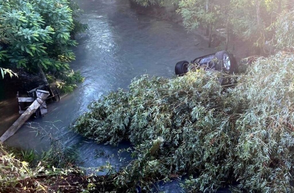 VIDEO// Doi tineri moldoveni au murit într-un grav accident în Italia. Mașina s-a prăbușit într-un canal
