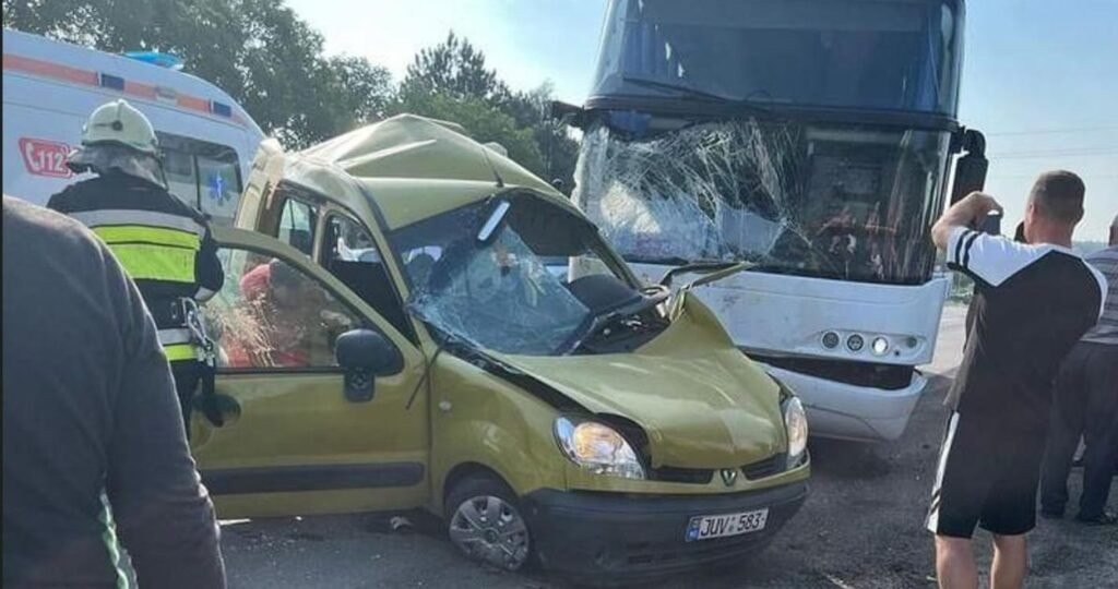 Grav accident cu implicarea unui autocar de pe ruta Chișinău-Kiev. Două persoane au murit