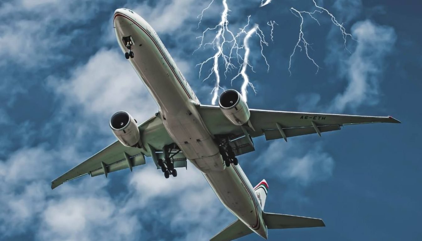 Două avioane cu destinația Londra au fost lovite de fulger în aceeași zi 