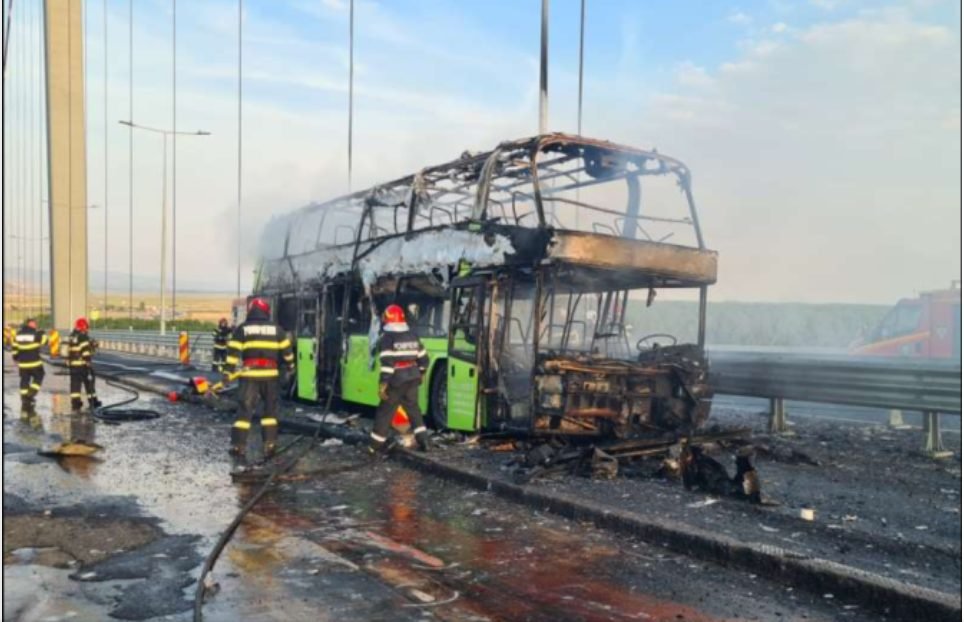 Autocar plin cu ucraineni, în flăcări pe podul peste Dunăre 