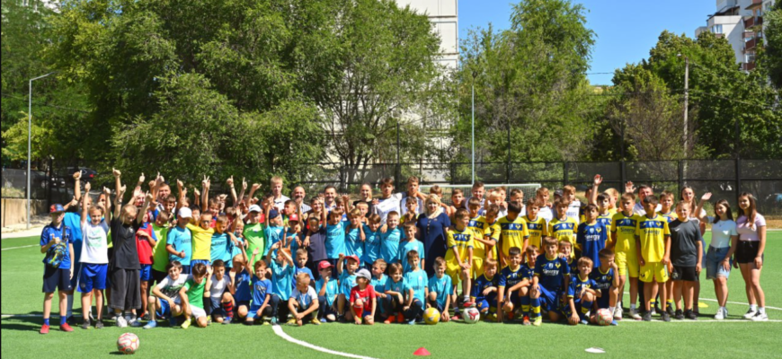 inaugurat un nou teren de sport