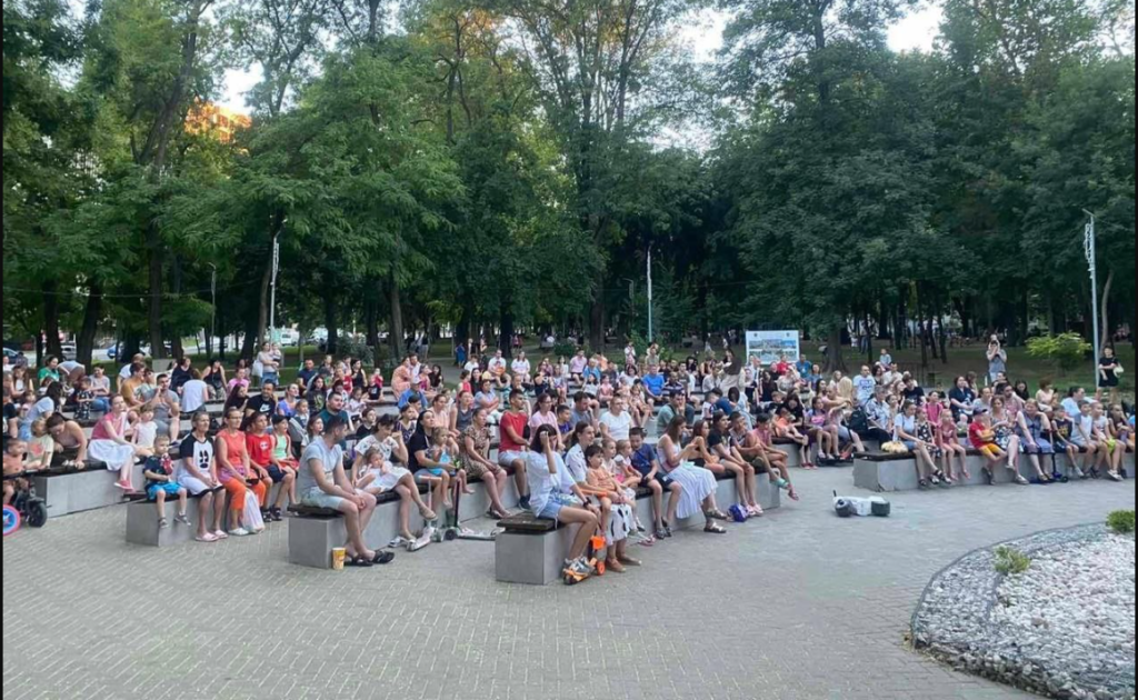 Festivalul de Film în Aer Liber - locuitorii Capitalei au avut parte de o nouă proiecţie de film în Parcul “Sarmizegetusa” 1 proiectie de film