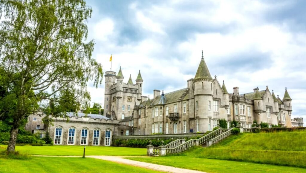 Castelul Balmoral, unde a murit regina Elizabeth II, se deschide publicului. Prețul biletelor 1 Castelul Balmoral, unde a murit regina Elizabeth II, se deschide publicului. Prețul biletelor