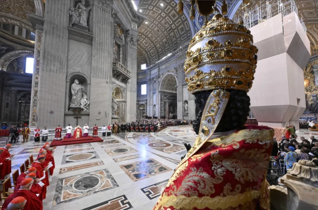 Fără tatuaje și piercinguri la Vatican. Pe cine vizează noua interdicție