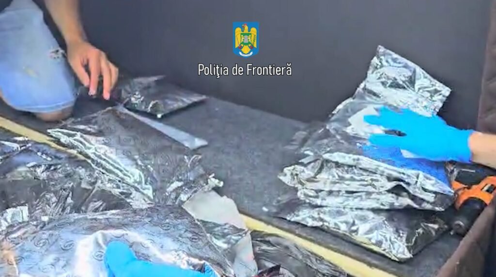 Un microbuz înmatriculat în Republica Moldova ticsit cu peste jumătate de tonă de tutun pentru narghilea a fost confiscat la vama Albița 1 Un microbuz înmatriculat în Republica Moldova ticsit cu peste jumătate de tonă de tutun pentru narghilea a fost confiscat la vama Albița