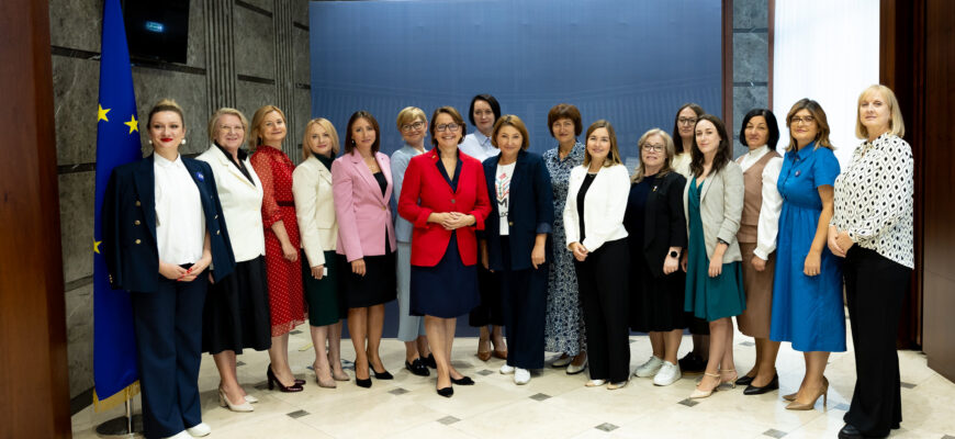 a gazduit o masa rotunda