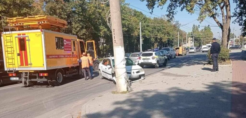 Un șofer de 33 de ani a pierdut controlul volanului și s-a tamponat într-un pilon situat pe marginea drumului