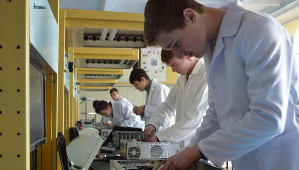 Peste 3500 de tineri au fost admişi în acest an la studii bugetare în colegii şi centre de excelenţă