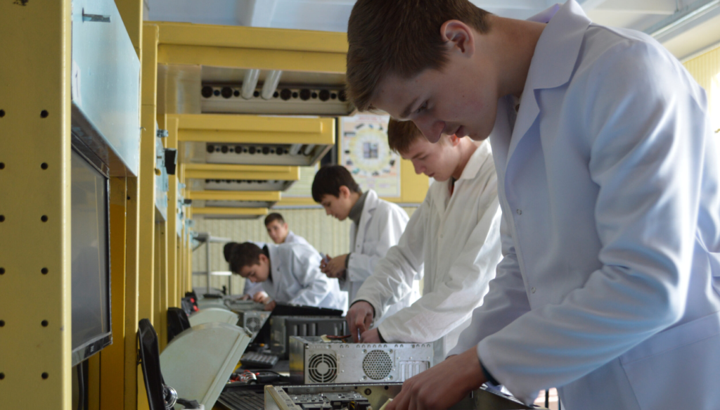 Peste 3500 de tineri au fost admişi în acest an la studii bugetare în colegii şi centre de excelenţă 1 admisi la studii bugetare in colegii