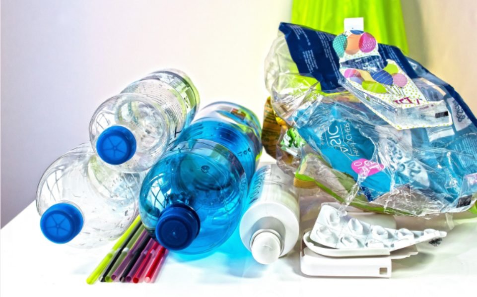 Sticlele și ambalajele din plastic se vor schimba - UE interzice BPA, un compus chimic periculos pentru sănătate
