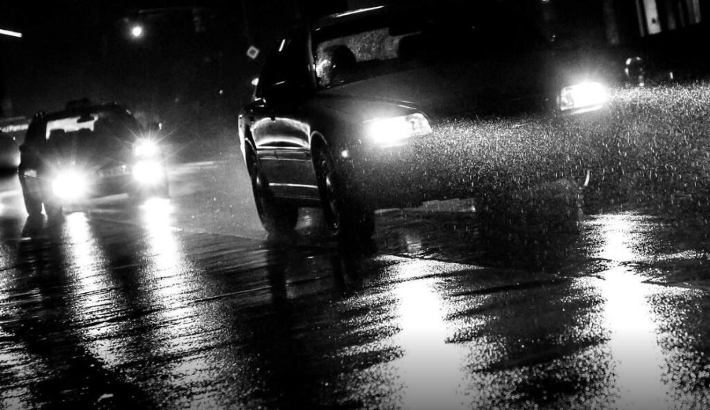Șoferii sunt îndemnați să circule cu atenție din cauza carosabilului umed. Prognoza meteorologilor