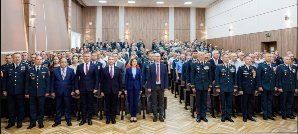 i a felicitat pe militari