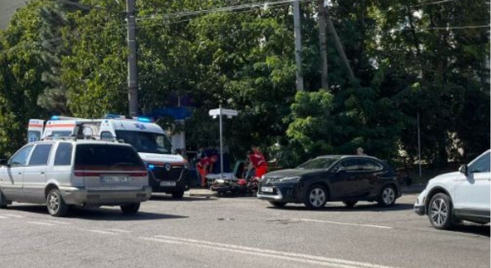 Un motociclist, lovit în plin de o maşină la o intersecţie din Capitală