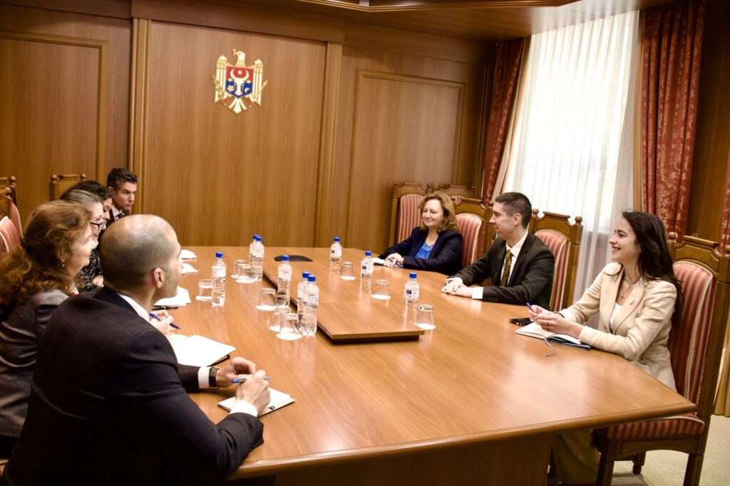 intrevedere cu administratorul asistent al usaid