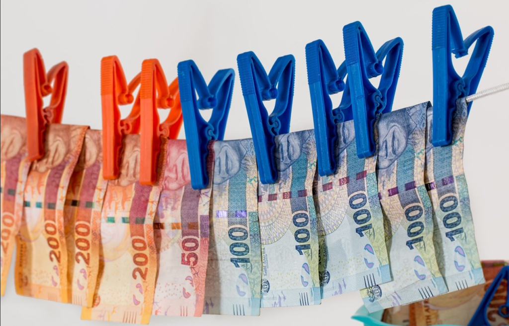 spalare de bani si evaziune fiscala