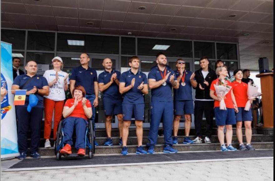Maia Sandu i-a întâmpinat la aeroport pe sportivii moldoveni care au participat la Jocurile Paralimpice de la Paris 1 Maia Sandu i-a întâmpinat la aeroport pe sportivii moldoveni care au participat la Jocurile Paralimpice de la Paris