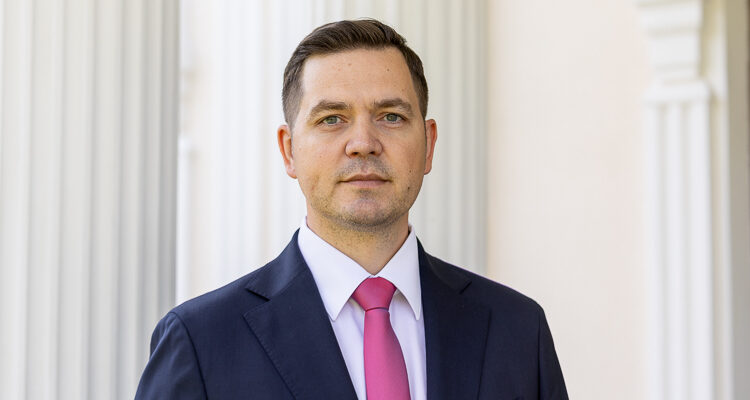 1108022 670cd3493b6fb