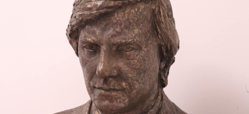 bustul scriitorului nicolae dabija