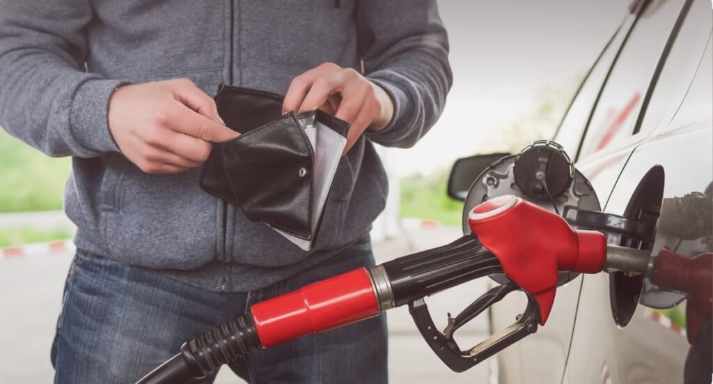 Carburanții se scumpesc în contextul creșterii cotațiilor Platts la bursele internaționale. Benzina trece de pragul de 23 de lei