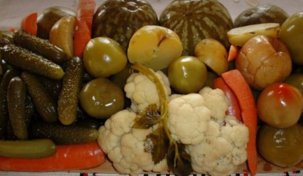 Cum faci cele mai gustoase murături. Ce legume combini, ce condimente le păstrează tari şi câtă sare se pune 1 Cum faci cele mai gustoase murături. Ce legume combini, ce condimente le păstrează tari şi câtă sare se pune