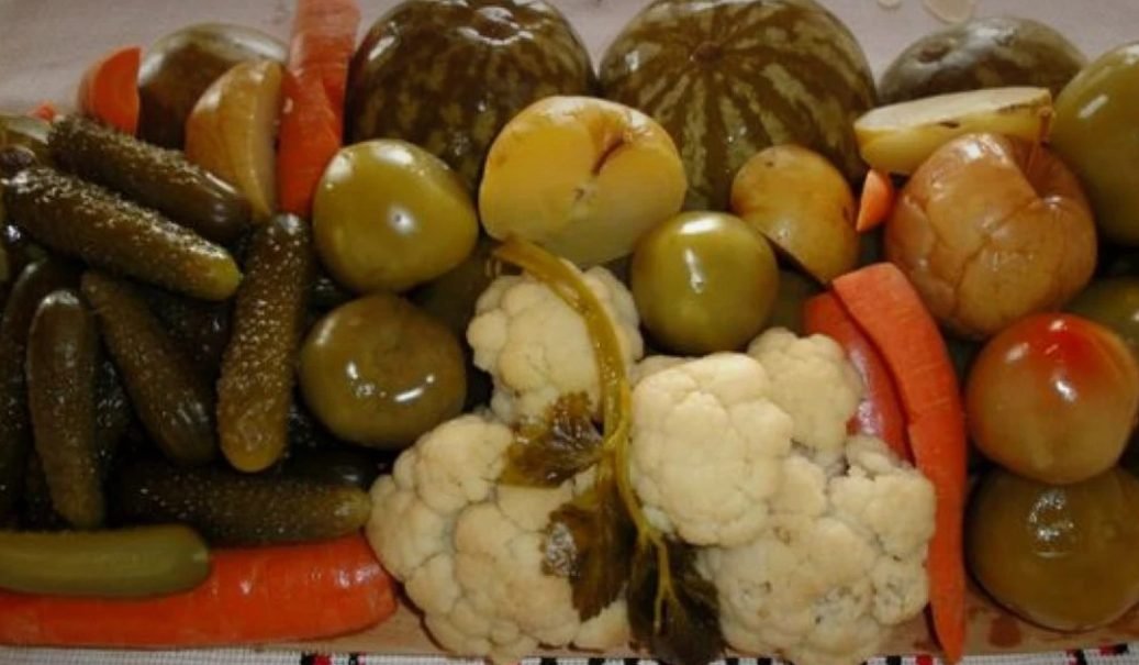 Cum faci cele mai gustoase murături. Ce legume combini, ce condimente le păstrează tari şi câtă sare se pune