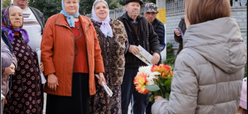 maia sandu in discutii cu locuitorii satului micauti
