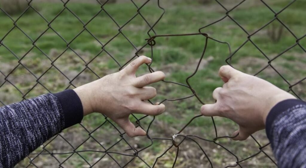 VIDEO// Grupare infracțională destructurată – trei persoane arestate pentru organizarea migrației ilegale